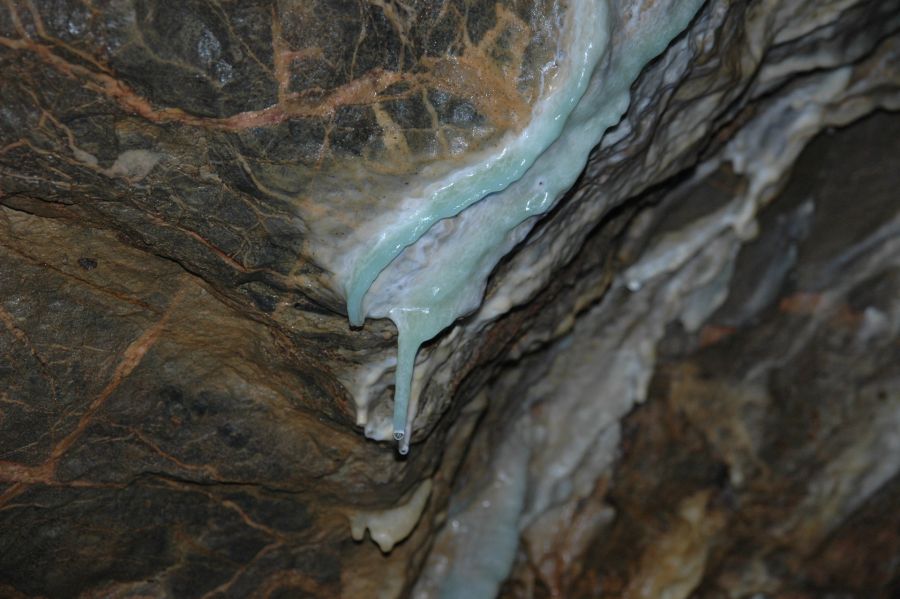 : „Stalaktit mit Malachitfärbung“ – der Malachitdom kann nur ganz selten besichtigt werden, am Tag des Geotops kommen kleine Besuchergruppen wieder in den Genuss, Karten ab jetzt online erhältlich. (Foto: A. Schudelski)